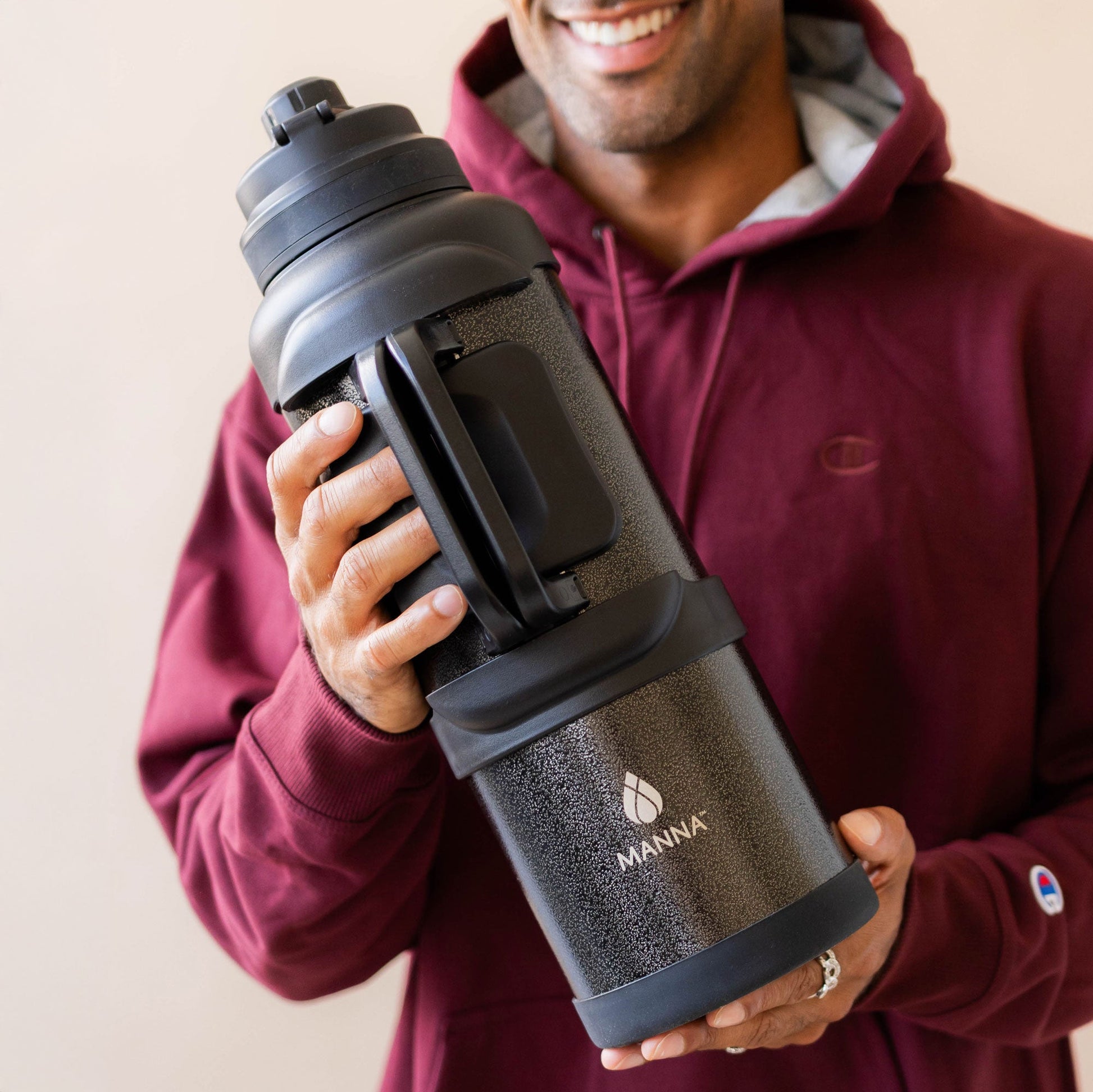 4l-titan-bottle-135-oz-j4 5Manna_Website_Lifestyles-29.jpg